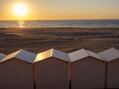 De Haan 'da yaz akşamı Kuzey Denizi' nde Belçika 'da