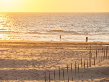 De Haan 'da yaz akşamı Kuzey Denizi' nde Belçika 'da