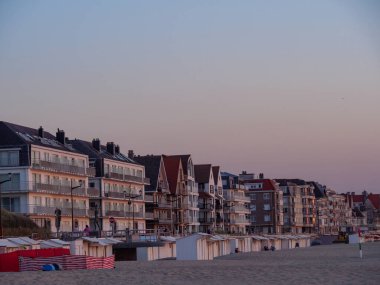 De Haan 'da yaz akşamı Kuzey Denizi' nde Belçika 'da