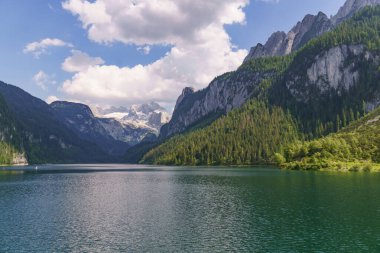 Szkammergut 'ta Gosau yakınlarındaki Avustralya Alplerinde yaz zamanı.