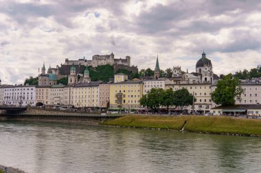 Szkammergut 'ta Gosau yakınlarındaki Avustralya Alplerinde yaz zamanı.