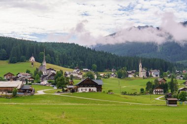 Szkammergut 'ta Gosau yakınlarındaki Avustralya Alplerinde yaz zamanı.