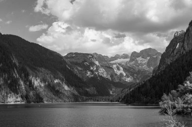 Szkammergut 'ta Gosau yakınlarındaki Avustralya Alplerinde yaz zamanı.