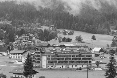 Szkammergut 'ta Gosau yakınlarındaki Avustralya Alplerinde yaz zamanı.