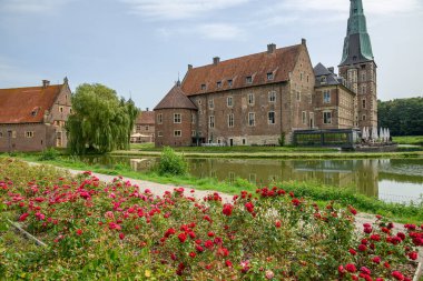 Alman Muensterland 'ındaki Raesfeld' in odl kalesi.