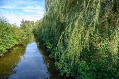 Ramsdorf köyü ve Westphalia 'daki aa nehri.
