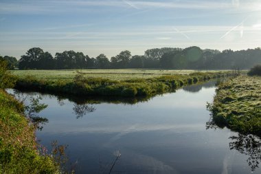Sabah vakti Westphalia 'da bir nehirde