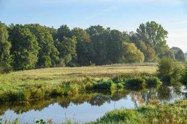 Sabahın erken saatlerinde Westphalia 'da bir nehirde