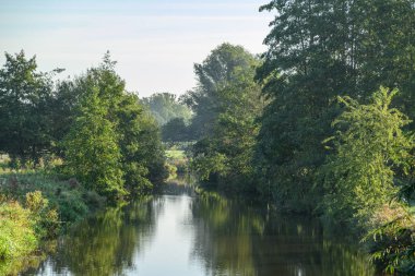 Sabahın erken saatlerinde Westphalia 'da bir nehirde
