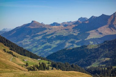 İsviçre Alplerinde sonbahar zamanı