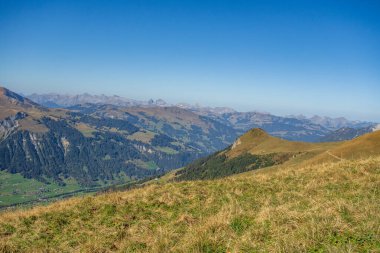 İsviçre Alplerinde sonbahar zamanı