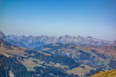 İsviçre Alplerinde sonbahar zamanı