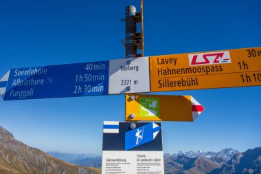 İsviçre Alplerinde sonbahar zamanı