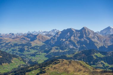 İsviçre Alplerinde sonbahar zamanı