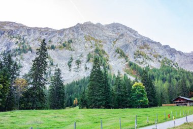 İsviçre Alplerinde sonbahar zamanı