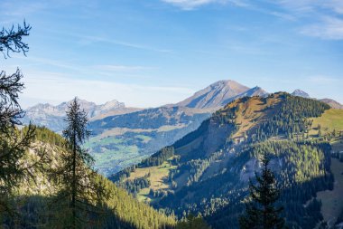 İsviçre Alplerinde sonbahar zamanı