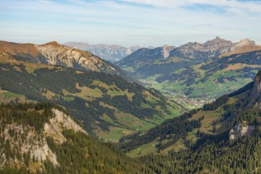 İsviçre Alplerinde sonbahar zamanı