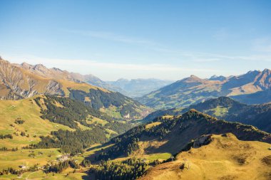 İsviçre Alplerinde sonbahar zamanı