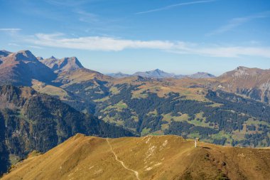 İsviçre Alplerinde sonbahar zamanı