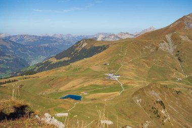 İsviçre Alplerinde sonbahar zamanı