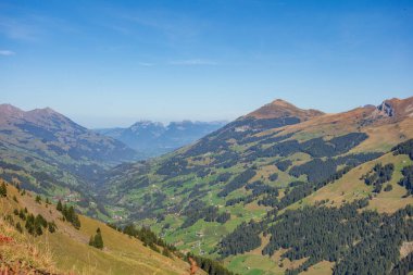 İsviçre Alplerinde sonbahar zamanı