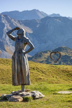 İsviçre Alplerinde sonbahar zamanı