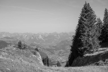 İsviçre Alplerinde sonbahar zamanı