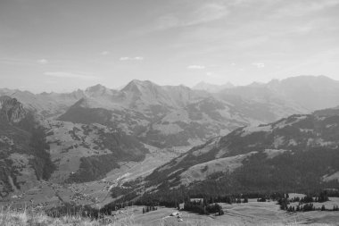 İsviçre Alplerinde sonbahar zamanı