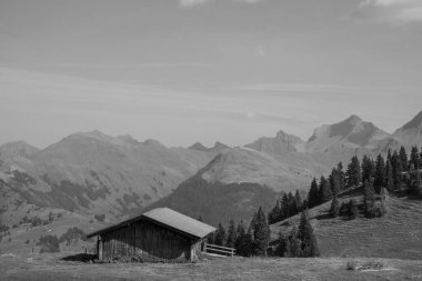 İsviçre Alplerinde sonbahar zamanı