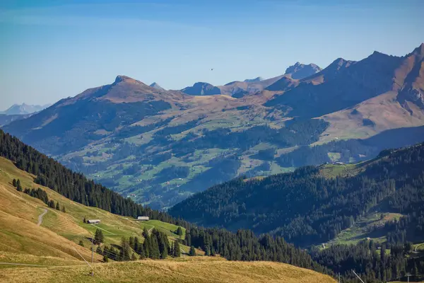 İsviçre Alplerinde sonbahar zamanı
