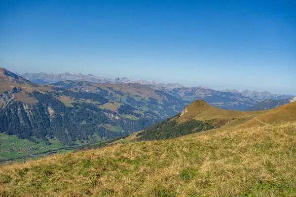 İsviçre Alplerinde sonbahar zamanı
