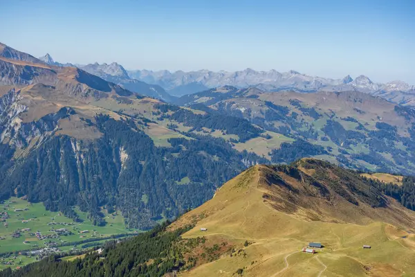 İsviçre Alplerinde sonbahar zamanı