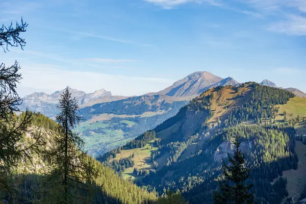 İsviçre Alplerinde sonbahar zamanı