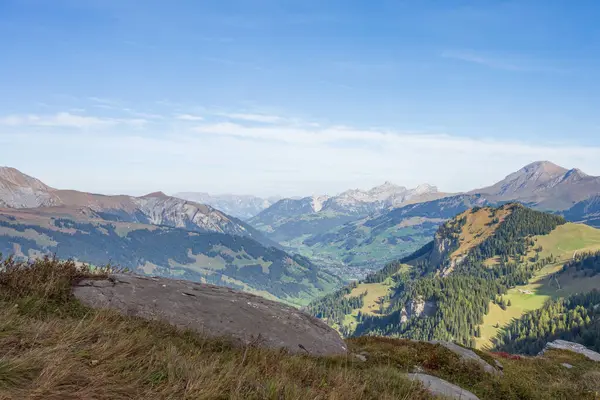 İsviçre Alplerinde sonbahar zamanı