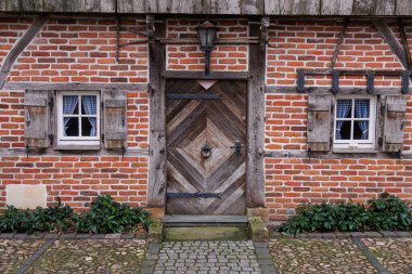Westphalia 'daki Weseke köyünde eski bir ev ve kilise.