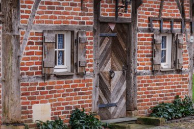 Westphalia 'daki Weseke köyünde eski bir ev ve kilise.