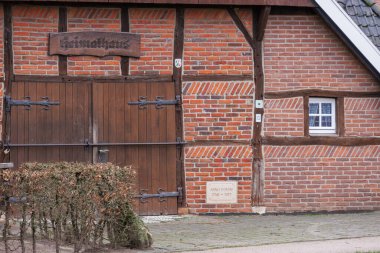 Westphalia 'daki Weseke köyünde eski bir ev ve kilise.
