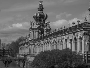 Elbe nehrinin kıyısındaki Dresden şehrinde