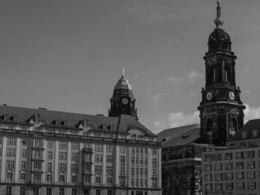 Elbe nehrinin kıyısındaki Dresden şehrinde