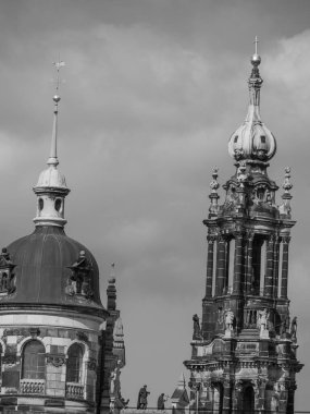 Elbe nehrinin kıyısındaki Dresden şehrinde