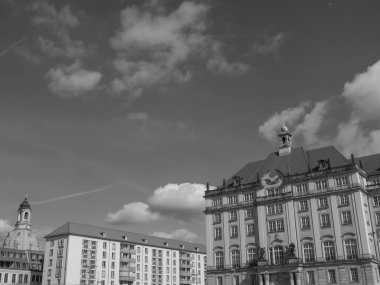 Elbe nehrinin kıyısındaki Dresden şehrinde