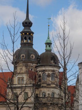 Elbe nehrinin kıyısındaki Dresden şehrinde