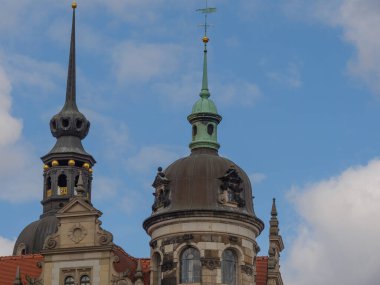 Elbe nehrinin kıyısındaki Dresden şehrinde