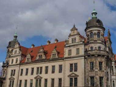 Elbe nehrinin kıyısındaki Dresden şehrinde