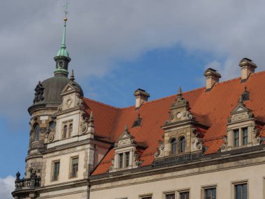 Elbe nehrinin kıyısındaki Dresden şehrinde