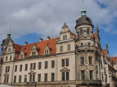 Elbe nehrinin kıyısındaki Dresden şehrinde