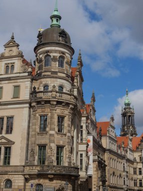 Elbe nehrinin kıyısındaki Dresden şehrinde