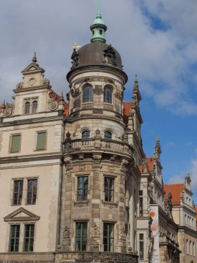 Elbe nehrinin kıyısındaki Dresden şehrinde