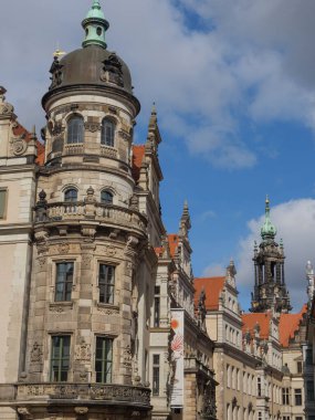 Elbe nehrinin kıyısındaki Dresden şehrinde