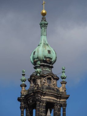Elbe nehrinin kıyısındaki Dresden şehrinde